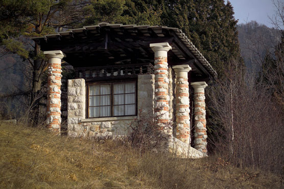 tempelartiger Pavillon mit Stein-und Ziegelsäulen