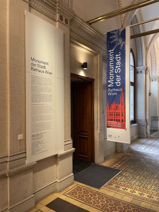 Eingang der Ausstellung mit Ausstellungsfahne