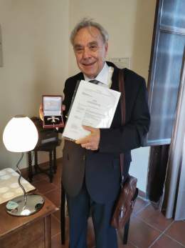 Mario Schwarz bei seiner Ehrung mit Orden und Urkunde