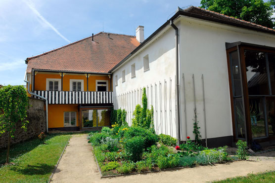 Fassade des Museums in Josef Hoffmanns Geburtshaus nach 2005